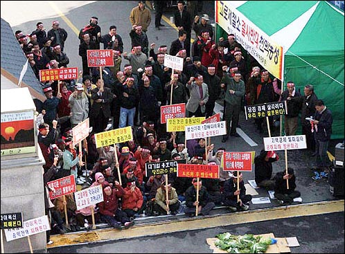 현대 INI스틸 일관제철소 건설저지 당진군 대책위가 고로 제철소 건립 추진 중단 등을 요구하며 당진군청 앞에서 무기한 철야농성을 벌이고 있다. 